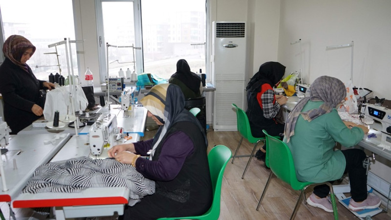 Karaköprü'deki Giyim Kursunda Kadınlar Meslek Öğreniyor
