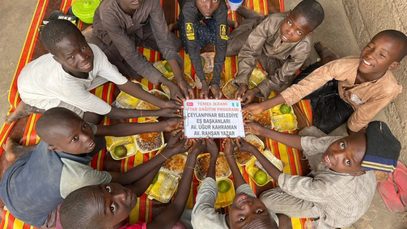 Ceylanpınar Belediyesi için Afrika’da 600 Çocuğa Yemek Verdi 