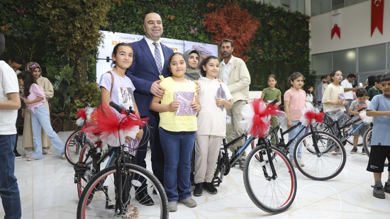 Karaköprü'de En Çok Kitap Okuyan Öğrencilere Bisiklet Hediye Edildi