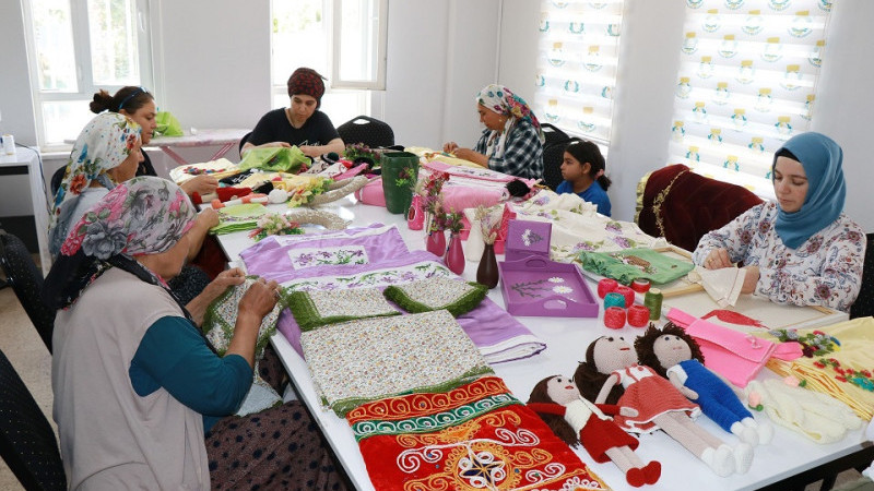 Haliliye'de Kadın Kursiyerler Aile Ekonomisine Katkı Sağlıyor