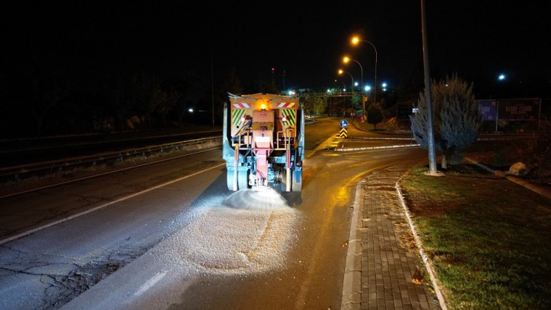 Büyükşehir Buzlanmalara Karşı Tuzlama Çalışması Yaptı