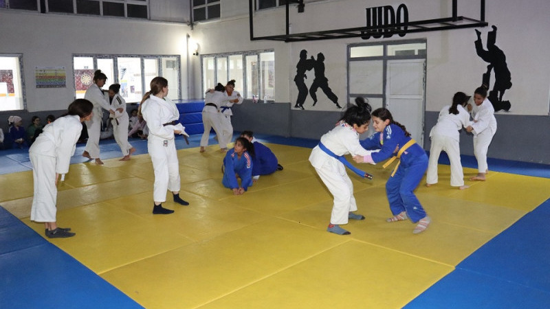 Büyükşehirden Kız Çocuklarına Profesyonel Judo Eğitimi 