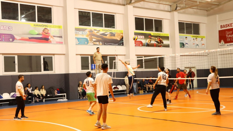 Karaköprü'de Öğretmenler Arası Voleybol Turnuvası Devam Ediyor