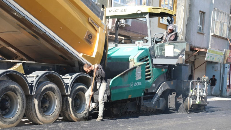 Viranşehir'de Sıcak Asfalt Serim Çalışmaları Başladı