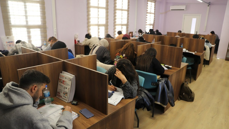 Karaköprü'deki Okuma Evlerinde Gençler Sınavlara Hazırlanıyor