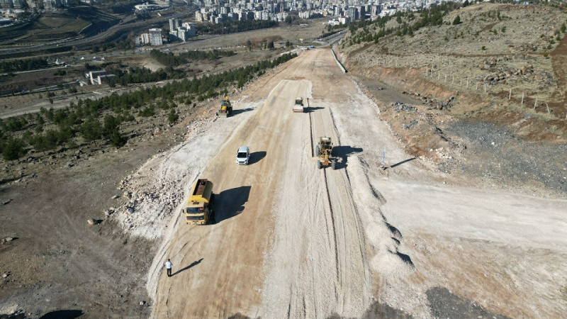 Büyükşehir Belediyesi Karaköprü'de Yeni Yol Açma Çalışmalarını Hızlandırdı