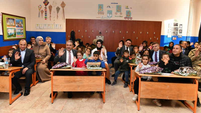 Vali Şıldak, Öğrencilerin Karne Heyecanına Ortak Oldu