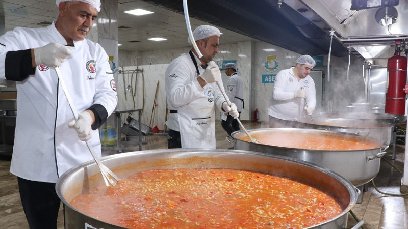 Haliliye Belediyesi'nin Sıcak Yemek Dağıtımı Sürüyor