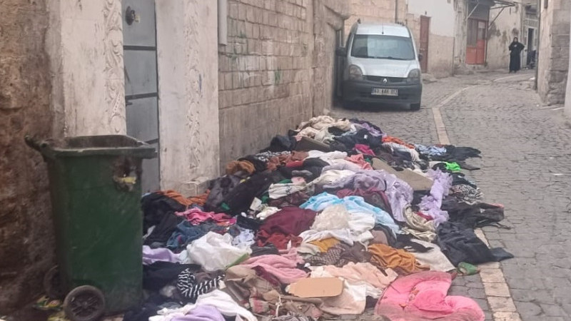 Şanlıurfa'da Sokakta Terk Edilmiş Giysiler Merak Uyandırdı
