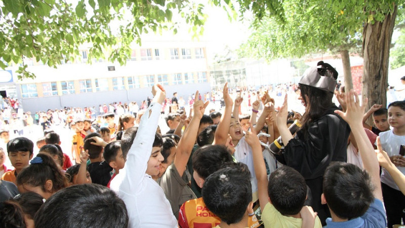 HRÜ Öğrencileri Eyyübiye İlkokullarında “Kitap Sevme Günü” Etkinliği Düzenledi