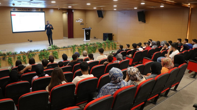 Haliliye Belediyesi Gençlere Sınav Öncesi Motivasyon Semineri Düzenledi