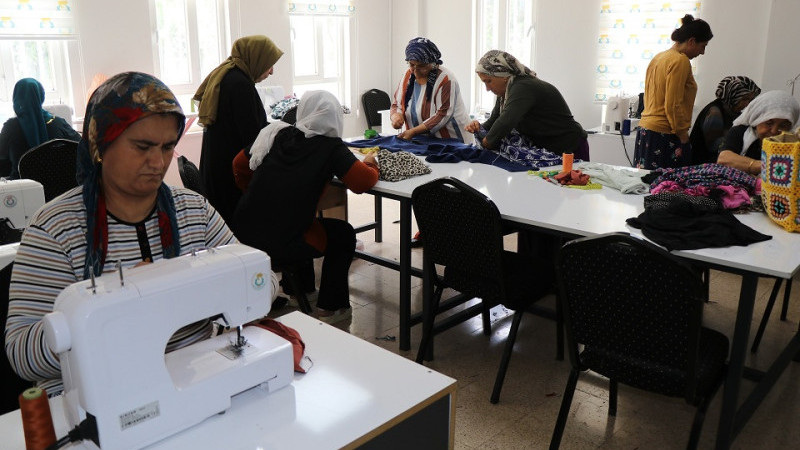 Kısas'ta Kadınlara Sunulan El Sanatları ve Dikiş-Nakış Kursları Devam Ediyor