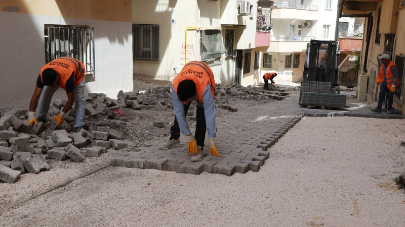 Haliliye'nin 2 Mahallesinde Yol Yenileme Çalışmaları Sürüyor 