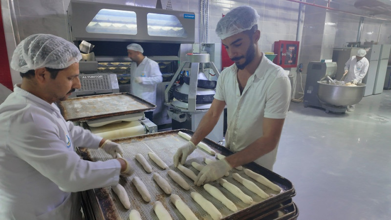 Haliliye'de İhtiyaç Sahibi Vatandaşlara Sıcak Yemek ve Ekmek Ulaştırılıyor