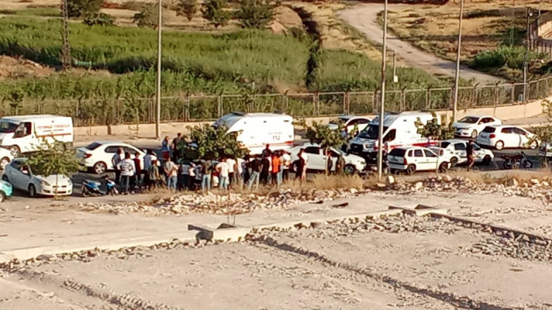 Sürücü Direğe Çarptı, Kaldırımdaki Genç Bayıldı