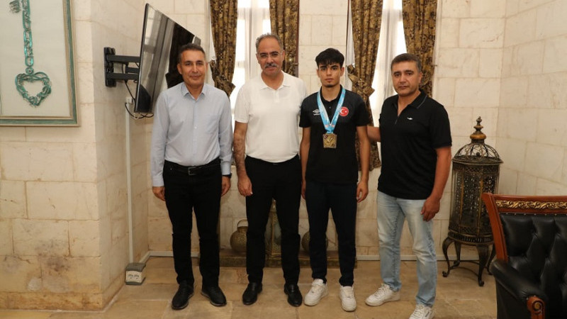 Başkan Mehmet Kuş, Türkiye Şampiyonu Karateciyi Tebrik Etti