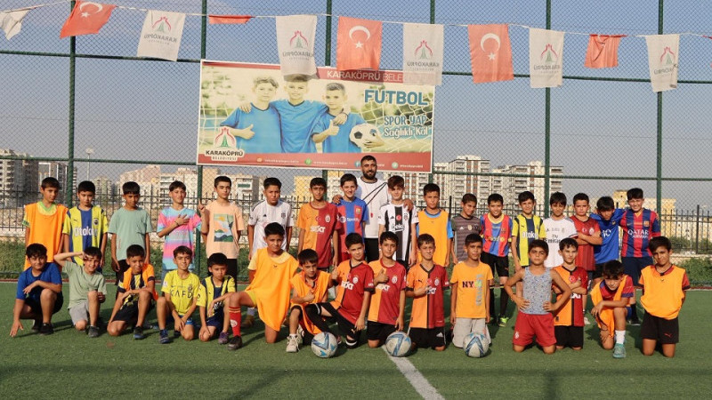 Karaköprü'deki Yaz Futbol Kursu'nda Çocuklar Futbol Eğitim Alıyor