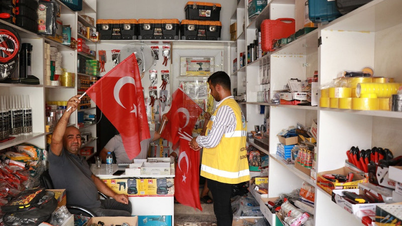 Haliliye Belediyesi Esnaf ve Vatandaşlara Türk bayrağı Dağıttı