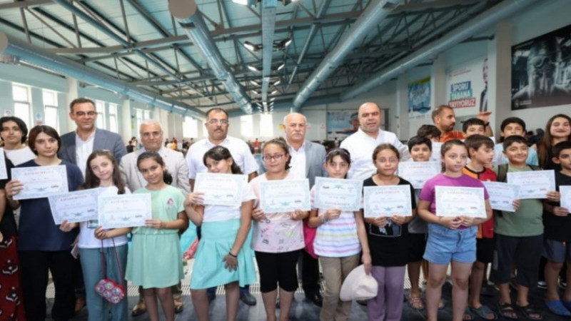 Karaköprü'de Yüzme Kursunu Tamamlayan 250 Öğrenciye Sertifikaları Verildi