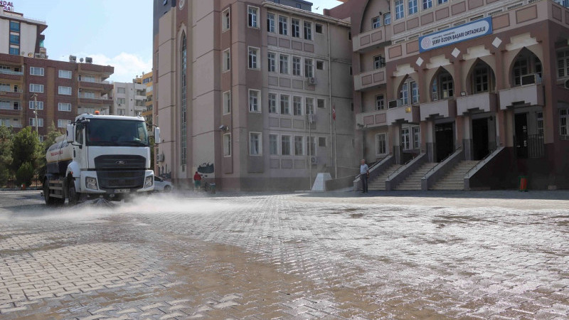 Karaköprü'de Yeni Eğitim Yılı Öncesi Temizlik Çalışması Başlatıldı