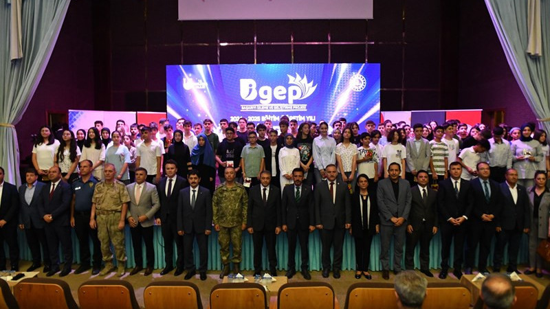 Şanlıurfa’da Başarılı Öğrenciler Ödüllendirildi