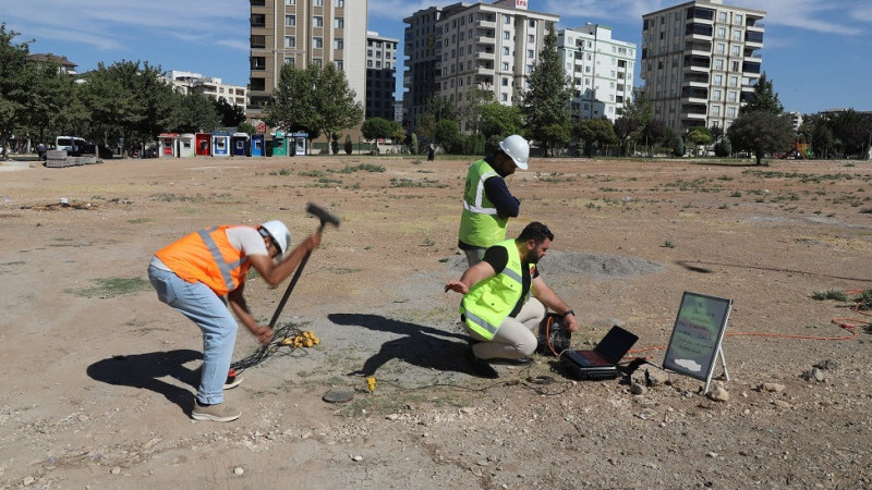 Karaköprü'de Zeminlerin Sağlamlığını Ölçme Çalışmaları Sürüyor