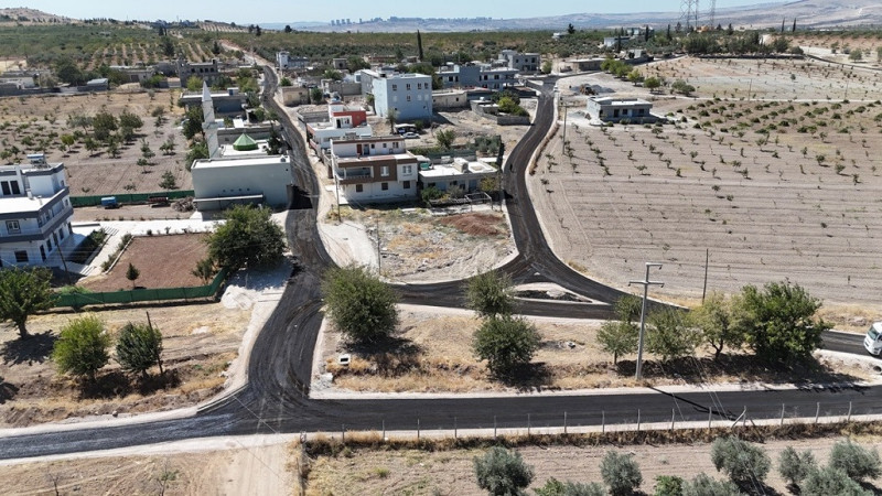 Karaköprü'nün Kırsal Mahallelerinde Yol Yenileme Çalışmaları Devam Ediyor