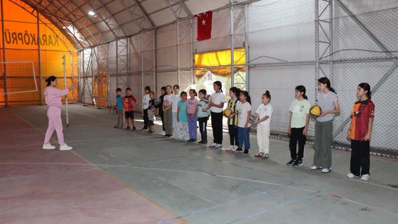 Karaköprü'de Voleybol Kursları Devam Ediyor