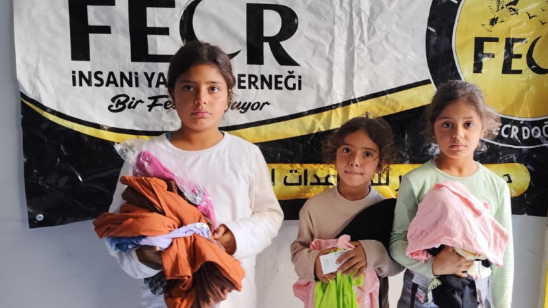 Fecr İnsanı Yardım Derneği Kışa Girmeden Yetimlerin Yüzünü Güldürdü