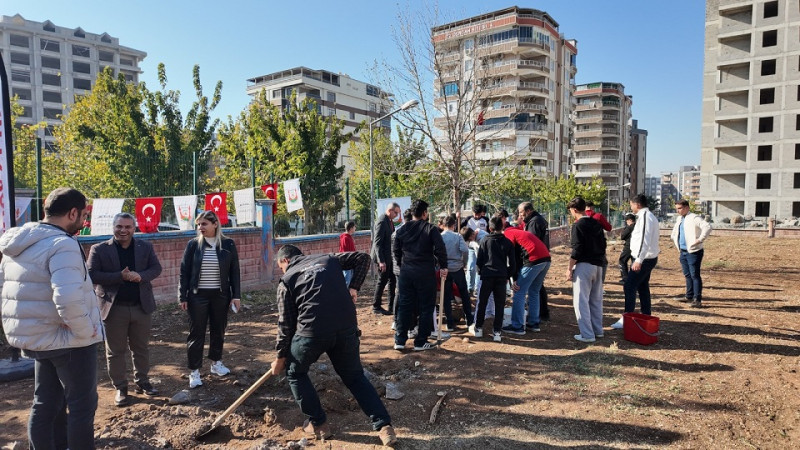 Yeşeren Okullar Projesi Kapsamında Şanlıurfa'da Fidan Dikimi Yapıldı