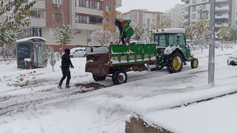 Karaköprü'de Karla Mücadele Çalışmaları Sürüyor