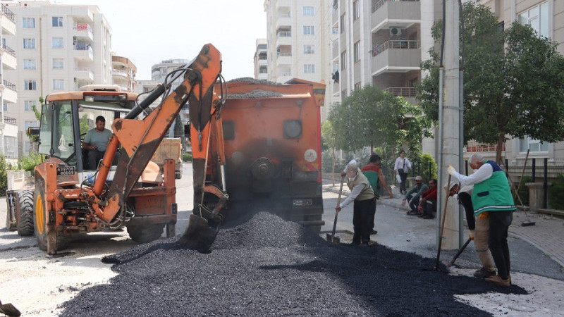 Karaköprü'de Bozulan Yollar Asfaltlanıyor