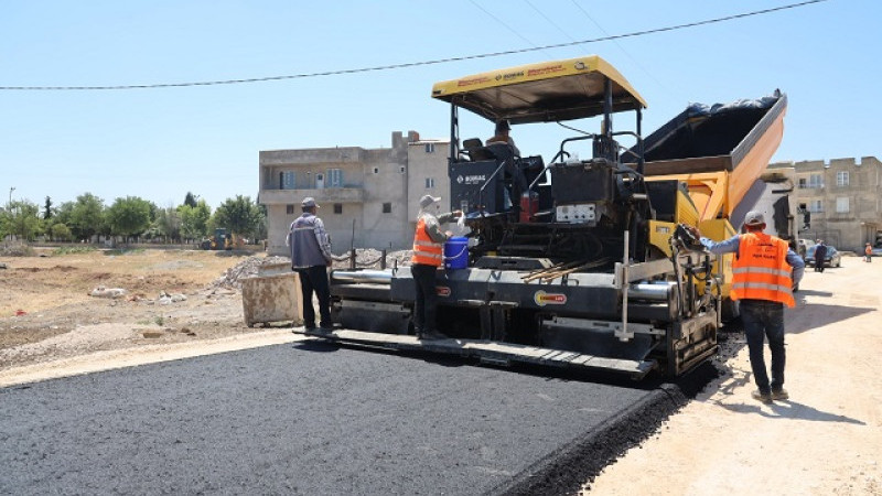 Şanlıurfa Büyükşehir Belediyesi Hilvan'da Asfalt Serim Çalışmaları Başlattı