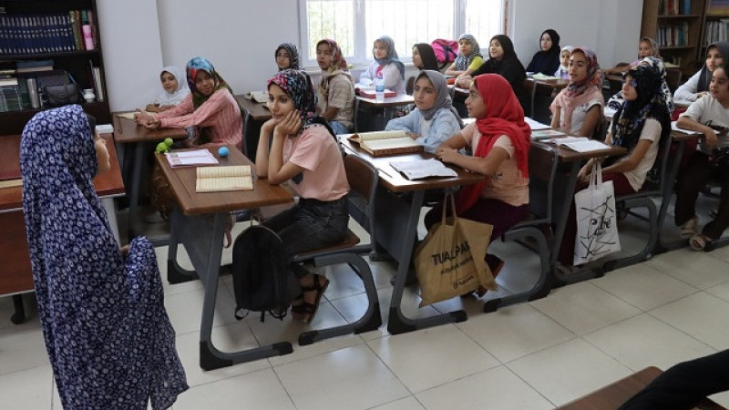 Yaz Kurslarında Çocuklara Kur’an-ı Kerim’i Okuma Dersleri Veriliyor