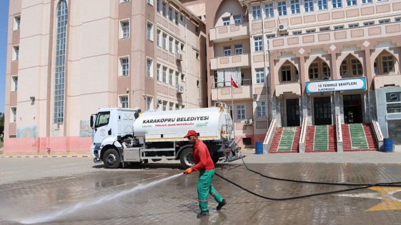 Yeni Eğitim-Öğretim Yılı Öncesinde Karaköprü'deki Okullar Temizleniyor