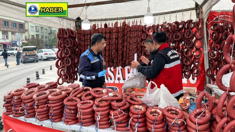 Büyükşehir Belediyesi Zabıta Ekipleri Bir Ton Sahte Sucuk Ele Geçirdi