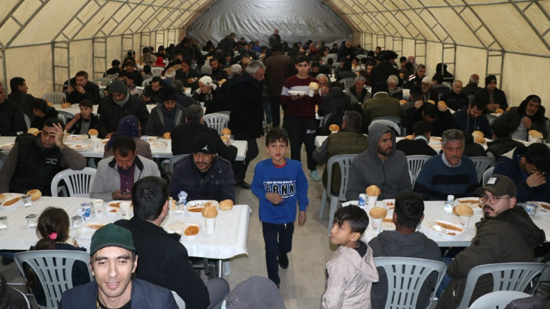 Vatandaşlar Oruçlarını Şanlıurfa Büyükşehir Belediyesinin İftar Çadırında Açtı