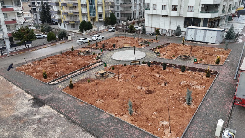 Karaköprü'deki  Yeni Parklarda Çimlendirme Çalışması Başlatıldı