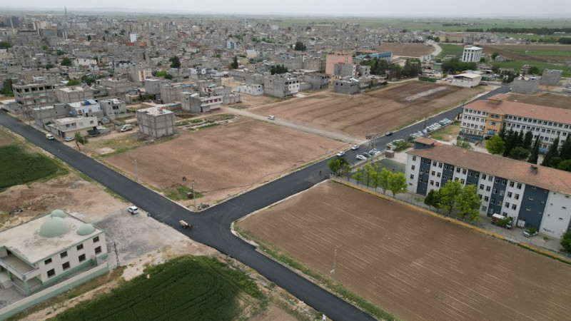 Şanlıurfa Büyükşehir Belediyesi’nin Suruç’taki Sıcak Asfalt Çalışmaları Sürüyor