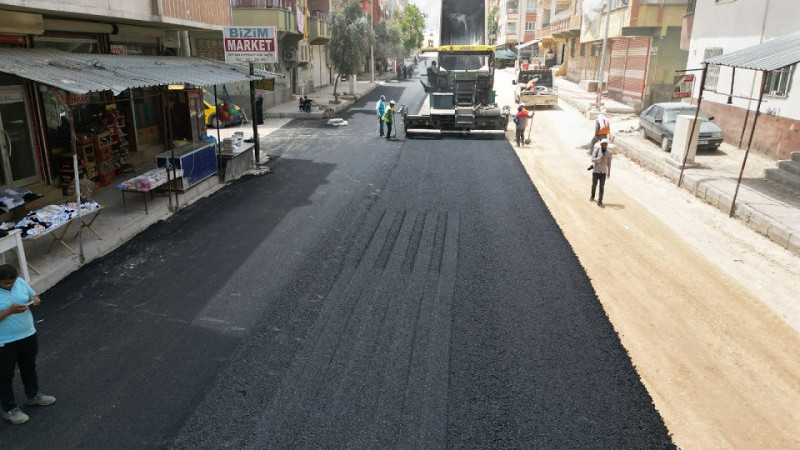  Şanlıurfa Büyükşehir Belediyesi Sıcak Asfalt Çalışmalarını Sürdürüyor