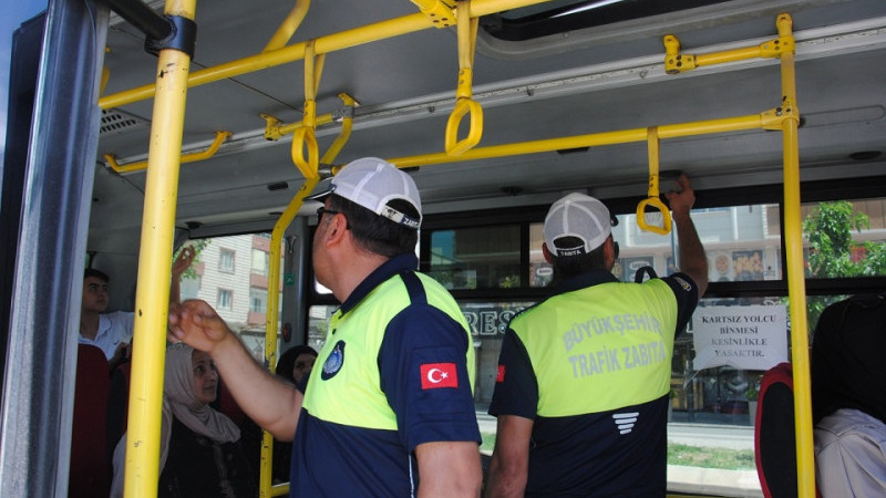 Büyükşehir Belediyesi Trafik Zabıta Ekiplerini Özel Halk Otobüslerini Denetledi