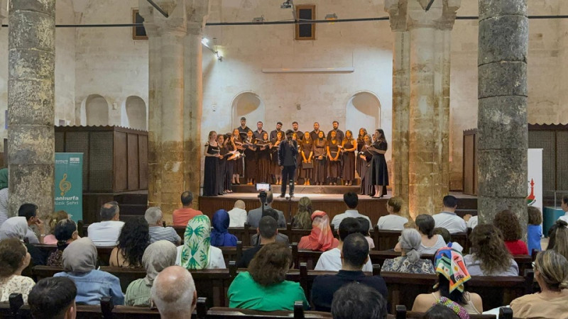 Müzik, Tarih ve Gençlik Aynı Sahnedeydi: HRÜ Öğrenci Korosu Şanlıurfa’yı Salladı!