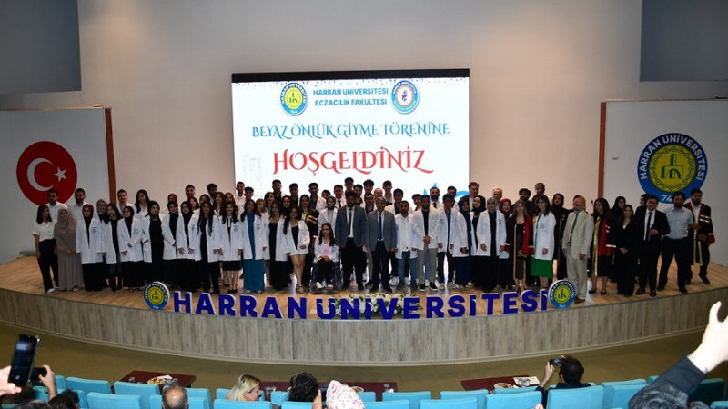 Eczacılık Mesleğine İlk Adım; HRÜ’de Önlük Tören Giyme Töreni Düzenlendi