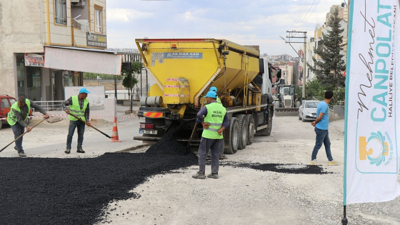 Haliliye'deki Yollarda Sıcak Asfalt Çalışmaları Sürüyor