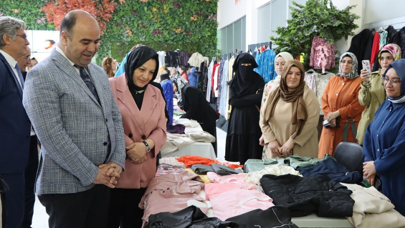 Karaköprü'de Kadın Kursiyerlerin El Emeği Ürünleri Sergilendi