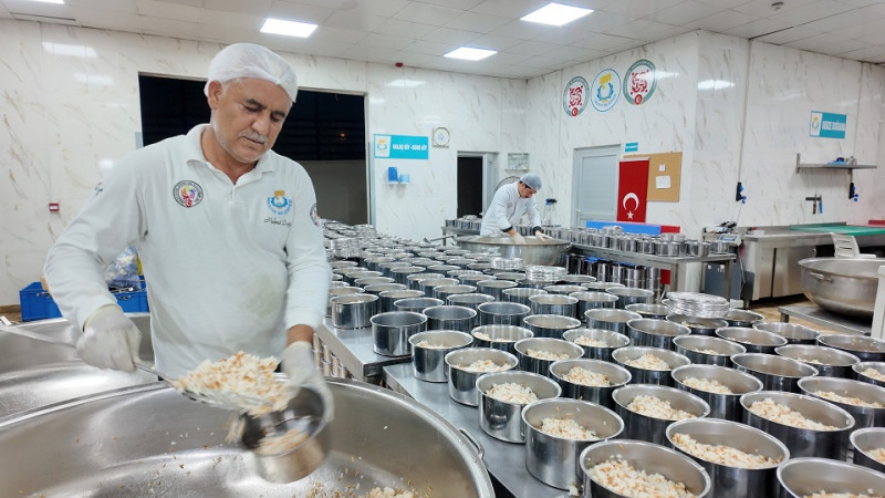 Haliliye Belediyesi'nin Sıcak Yemek Hizmeti Devam Ediyor