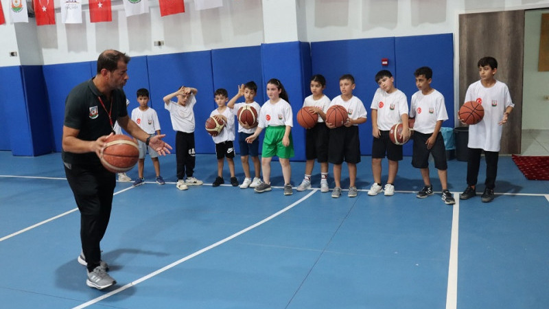  Büyükşehir Belediyesi Çocuklara Profesyonel Basketbol Eğitimi Veriyor