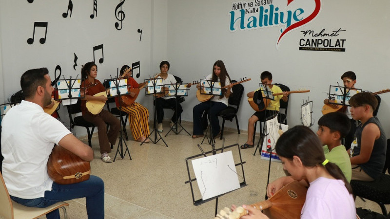 Kısas Kültür Merkezinde Çocuklara Bağlama Kursu Veriliyor