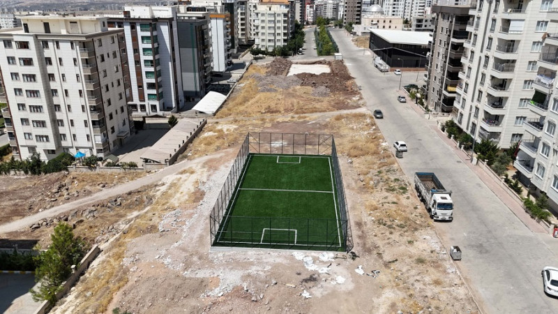 Karaköprü'de Semt Sahası Yapım Çalışmaları Sürüyor
