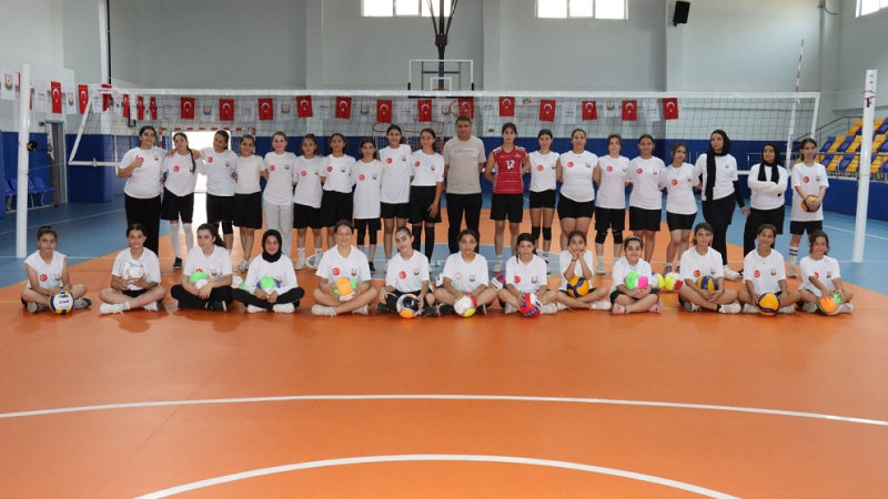 Şanlıurfa'da Kız Çocukları Voleybol Kursuna Yoğun İlgi Gösteriyor